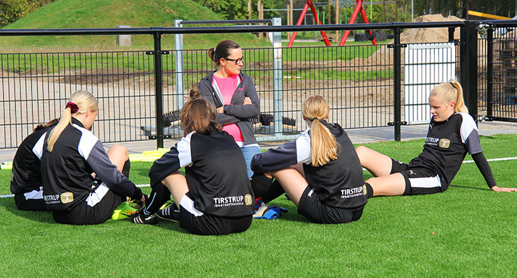 Pigerne lægger taktik inden fodbold-kampen